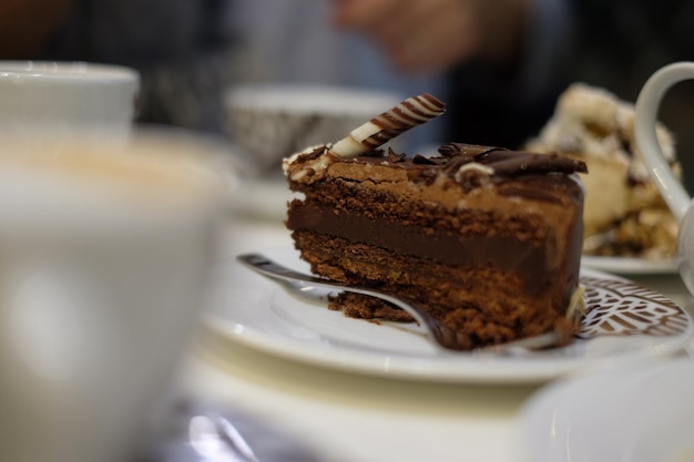 Nahaufnahme von Schokoladenkuchen, das in einem Teller auf dem Tisch serviert wird