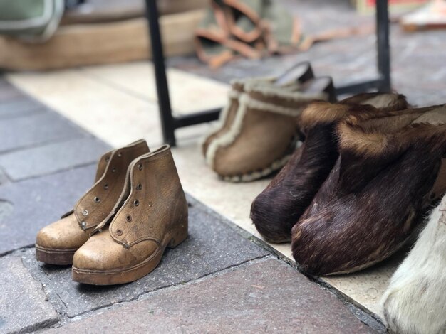 Foto nahaufnahme von schuhen auf dem boden