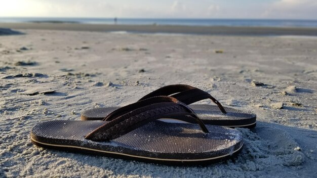 Foto nahaufnahme von schuhen auf dem sand am strand