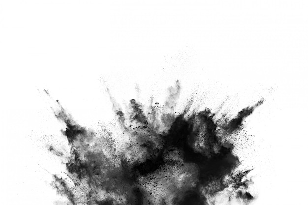 Nahaufnahme von schwarzen Staubpartikeln explodieren lokalisiert auf weißem Hintergrund.