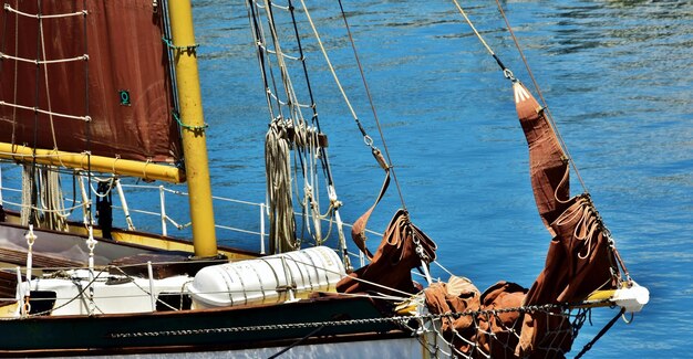 Nahaufnahme von Segelboot im Hafen