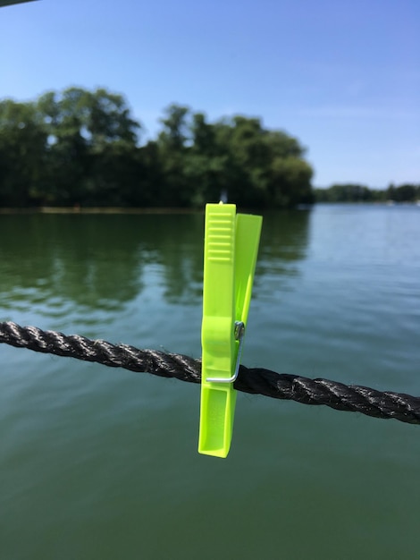 Nahaufnahme von Seil auf dem See gegen den Himmel