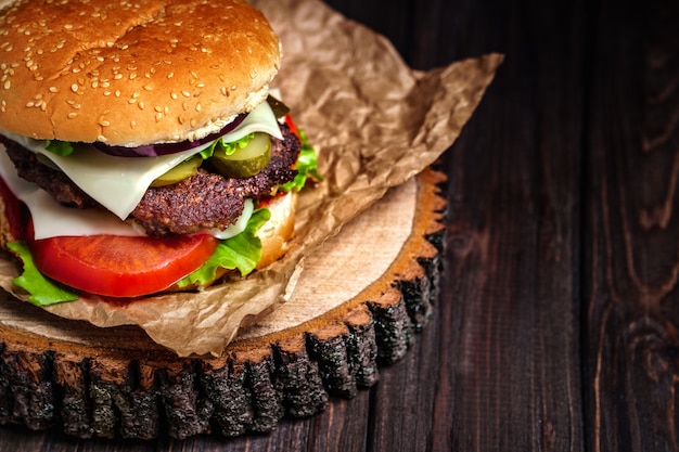 Nahaufnahme von selbst gemachten Rindfleischburgern mit Kopfsalat und Majonäse