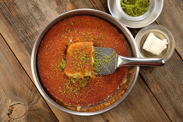 Foto nahaufnahme von servierfertigem kunefe-dessert auf einem tablett aus der türkischen hatay-region-creme