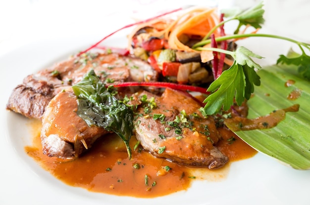 Nahaufnahme von serviertem Essen auf dem Teller