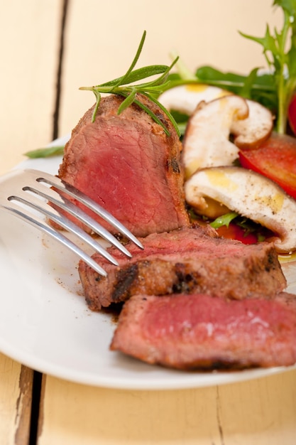 Nahaufnahme von serviertem Essen auf dem Tisch