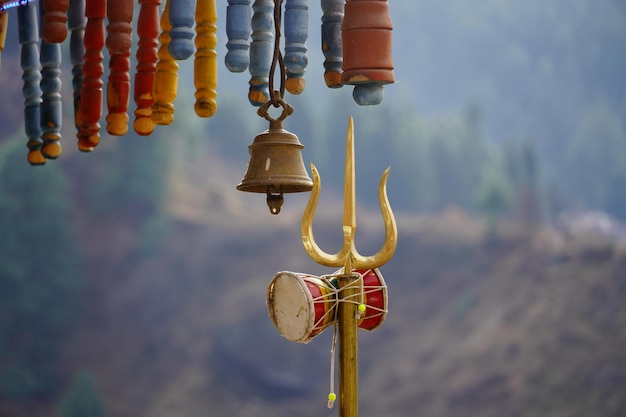 Nahaufnahme von Shivas Trishul und dem hinduistischen Damroo-Gott-Shiva-Symbol