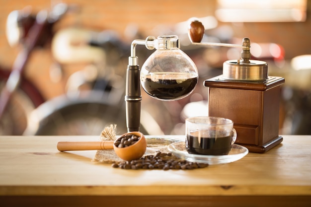 Nahaufnahme von Siphon Vakuumkaffeemaschine im Shop.