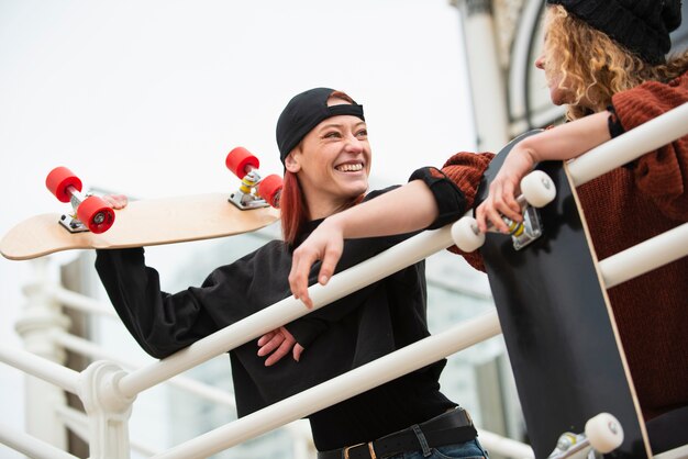 Foto nahaufnahme von smiley-frauen mit skateboards