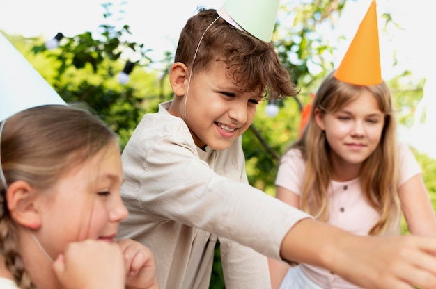 Nahaufnahme von smiley-kindern, die feiern