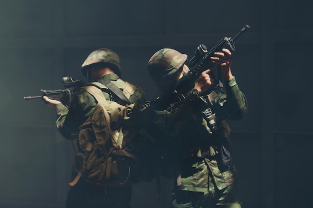 Nahaufnahme von Soldaten mit Gewehr vor schwarzem Hintergrund