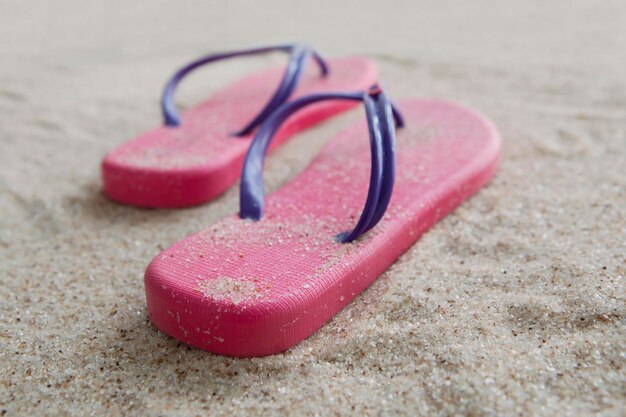 Foto nahaufnahme von sonnenbrillen auf sand am strand