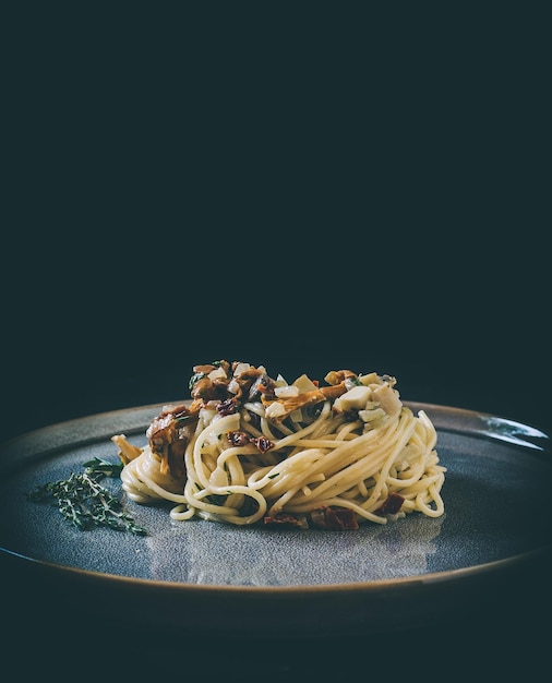 Nahaufnahme von Spaghetti im Herbst