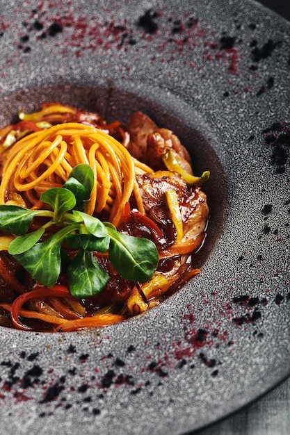 Nahaufnahme von Spaghetti mit Gemüse auf Teller
