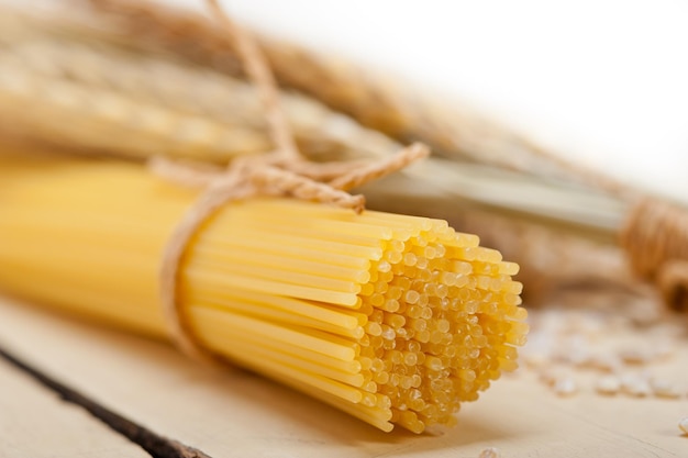 Nahaufnahme von Spaghetti mit Weizen auf dem Tisch