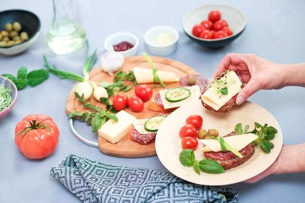 Nahaufnahme von Speisen auf dem Tisch