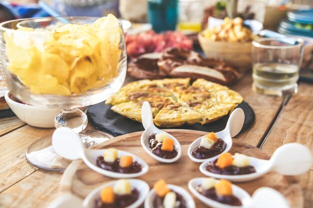 Foto nahaufnahme von speisen auf einem holztisch viande mehrfarbig bereit für eine party appetitreiches buntes buffet