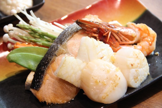 Nahaufnahme von Speisen auf einem Teller nach japanischer Speisekarte
