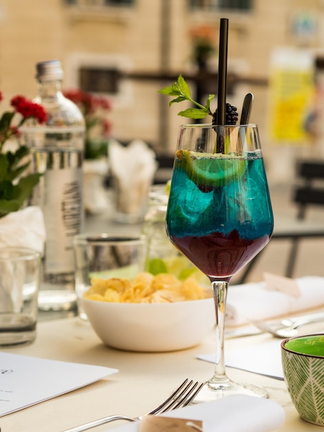 Nahaufnahme von Speisen und Getränken auf dem Tisch im Restaurant