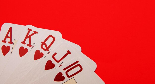 Foto nahaufnahme von spielkarten vor rotem hintergrund