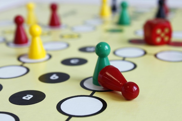 Nahaufnahme von Spielstücken und Würfeln auf Ludo