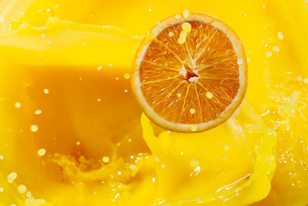 Nahaufnahme von spritzendem Orangensaft von oben Spritzer von frischem süßem Orangen-Mango-Fruchtsaft