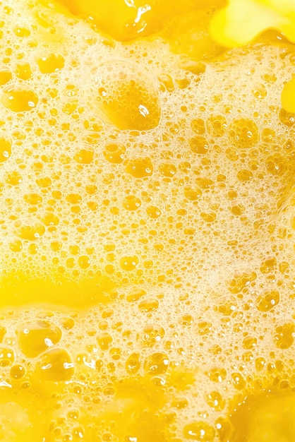 Nahaufnahme von spritzendem Orangensaft von oben Spritzer von frischem süßem Orangen-Mango-Fruchtsaft