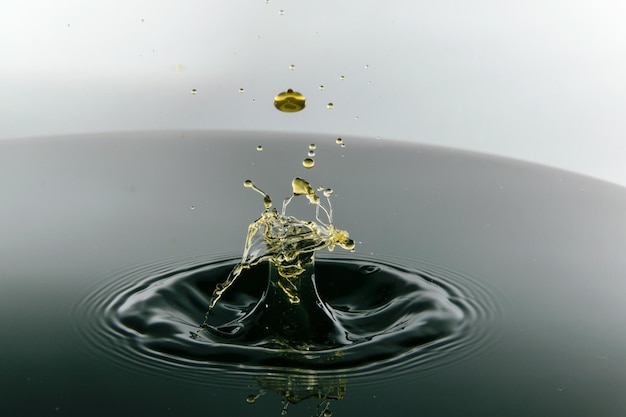 Foto nahaufnahme von spritzendem wasser vor grauem hintergrund