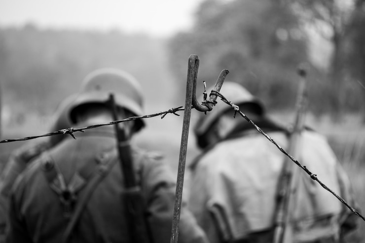 Foto nahaufnahme von stacheldraht auf der anlage