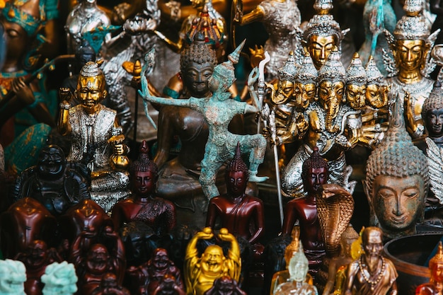 Nahaufnahme von Statuen zum Verkauf im Laden