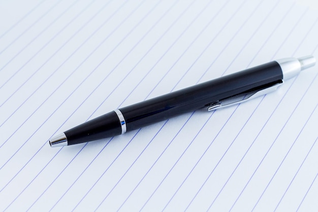 Nahaufnahme von Stift auf Papier