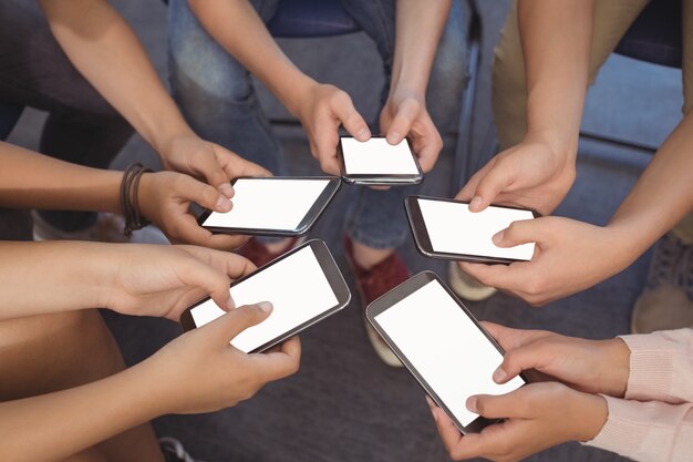 Nahaufnahme von Studenten, die Handy halten