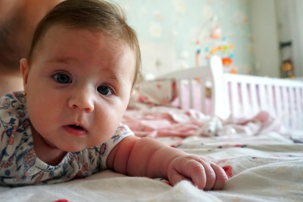 Foto nahaufnahme von süßem baby im bett zu hause