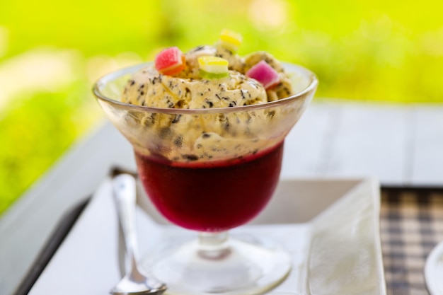 Foto nahaufnahme von süßem essen in einem glas auf dem tisch