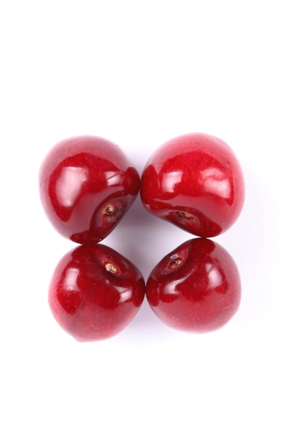 Nahaufnahme von süßen Beeren Saftige süße rote Kirschen isoliert auf weißem Hintergrund Gesundes Essen-Konzept