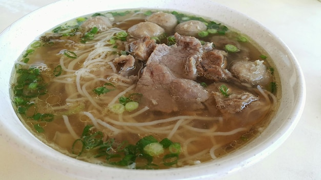 Nahaufnahme von Suppe, die in einer Schüssel serviert wird