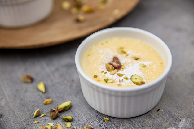 Foto nahaufnahme von suppe in einer schüssel auf dem tisch