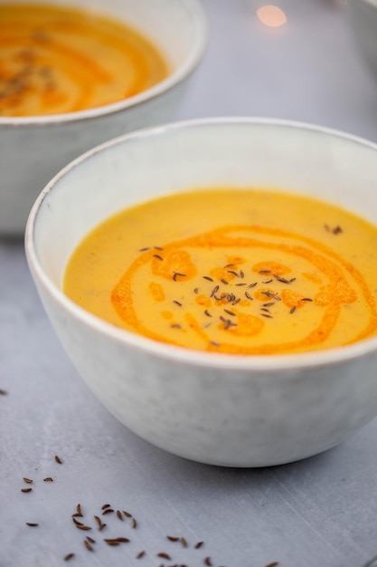 Nahaufnahme von Suppe in Schüsseln auf dem Tisch