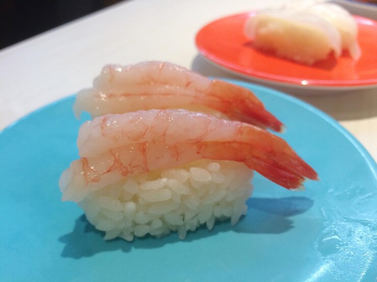 Foto nahaufnahme von sushi auf dem teller