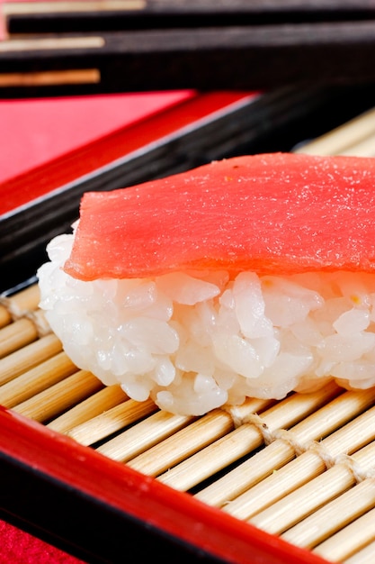 Nahaufnahme von Sushi auf dem Teller