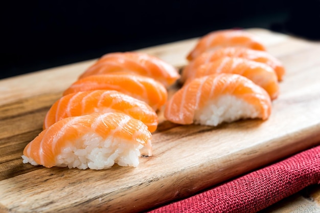 Nahaufnahme von Sushi auf dem Tisch