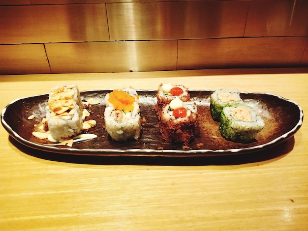 Foto nahaufnahme von sushi auf einem teller auf dem tisch