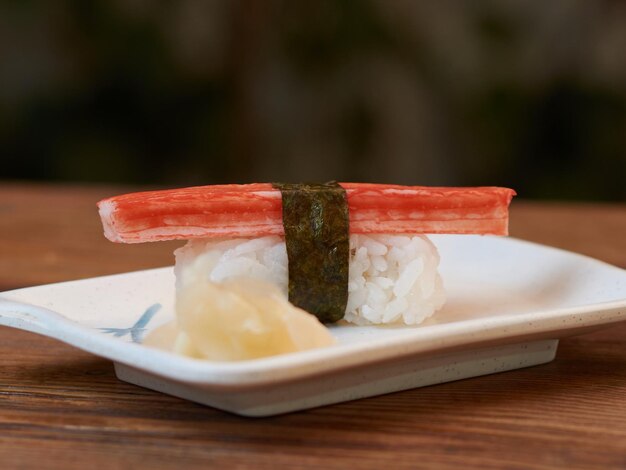 Foto nahaufnahme von sushi auf einem teller auf dem tisch