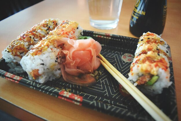 Foto nahaufnahme von sushi, das auf dem tisch serviert wird