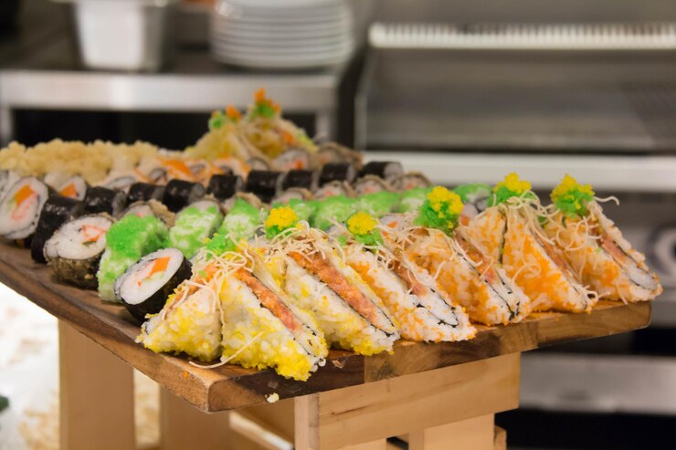 Foto nahaufnahme von sushi, das auf dem tisch serviert wird