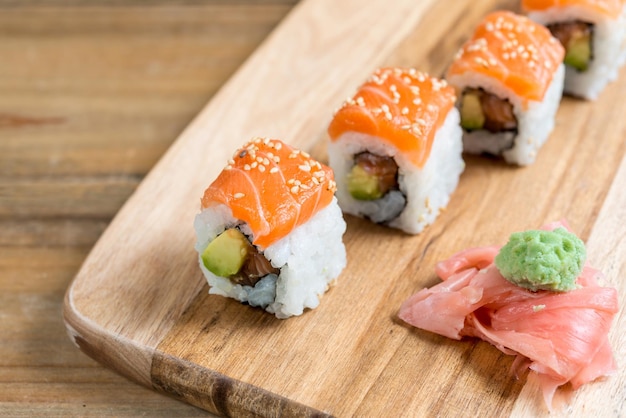 Nahaufnahme von Sushi, das auf dem Tisch serviert wird
