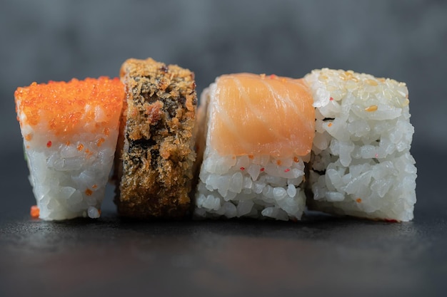 Nahaufnahme von Sushi, das auf einem Teller serviert wird