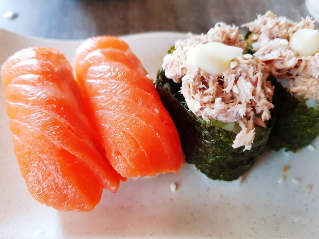 Foto nahaufnahme von sushi, das in einem teller serviert wird
