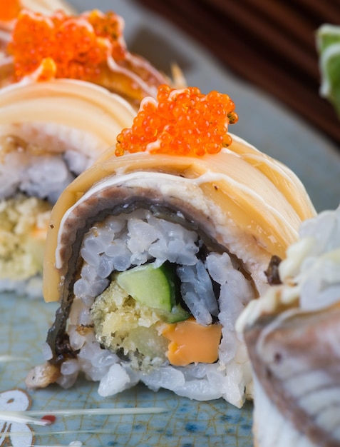 Nahaufnahme von Sushi, das in einem Teller serviert wird
