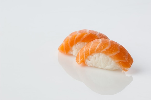 Nahaufnahme von Sushi mit Reis auf weißem Hintergrund mit Reflexion
